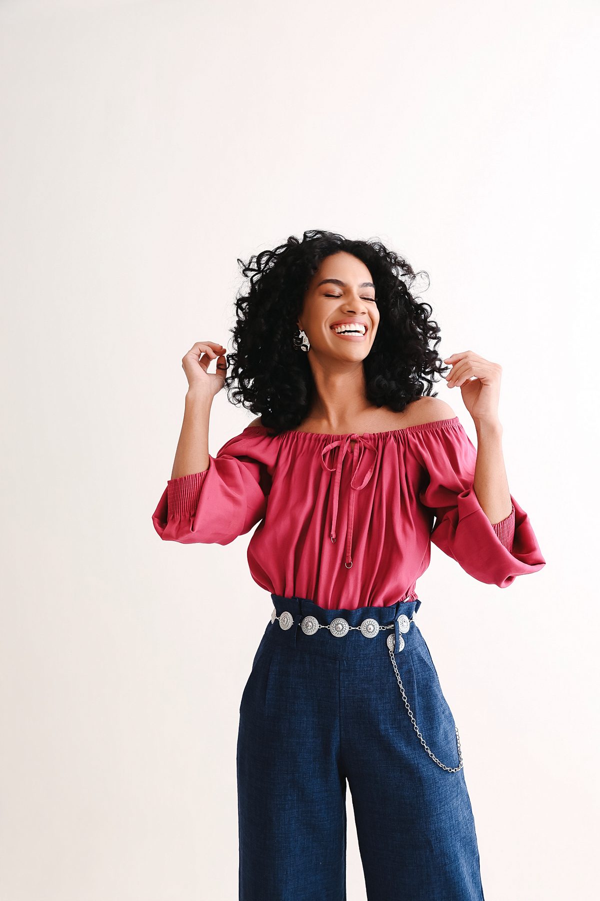 Dayane de blusa pink ombro a ombro e calça jeans de cintura alta